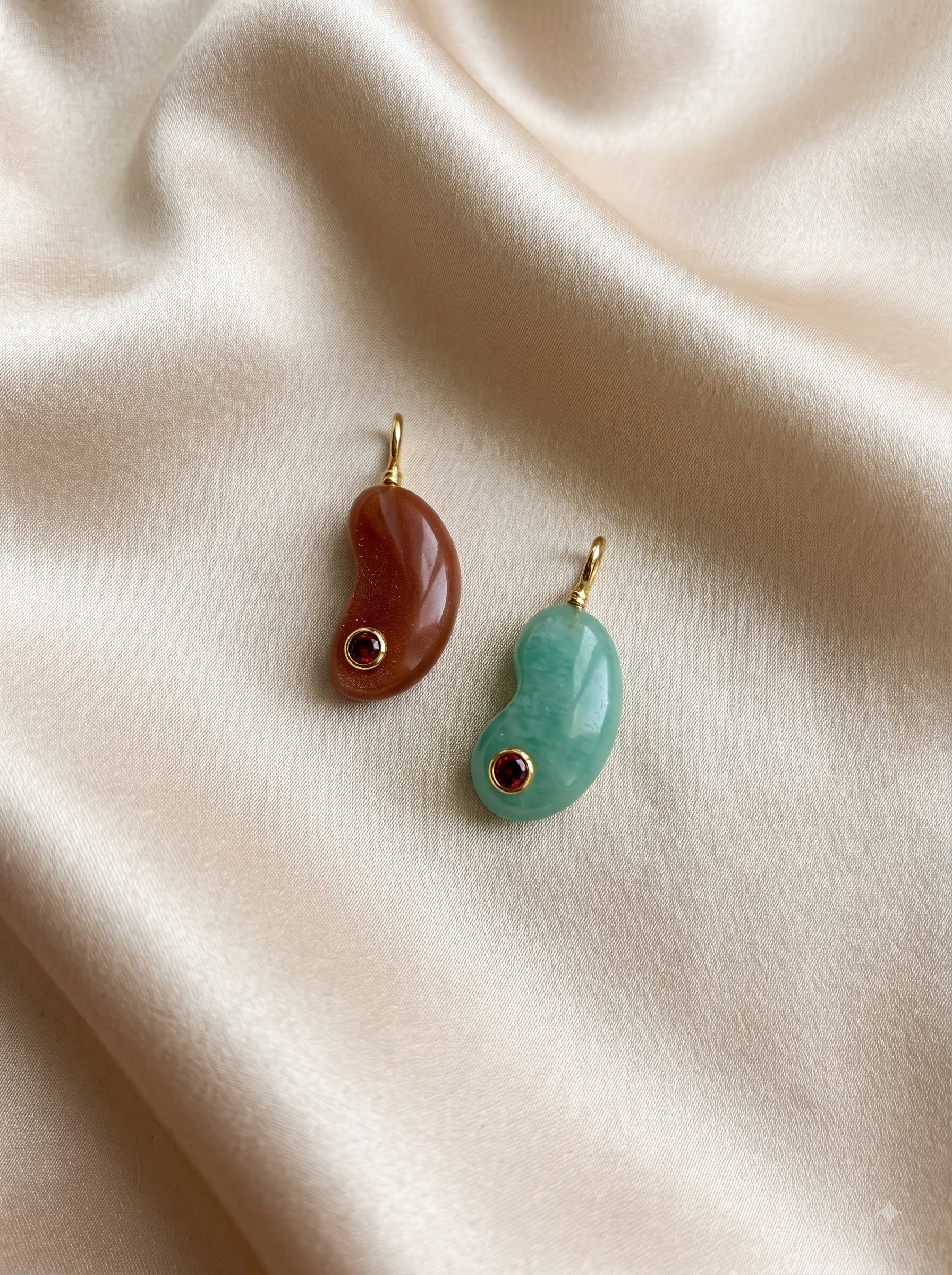 Penuts carving pendents with 18 k plating and CZ stones
